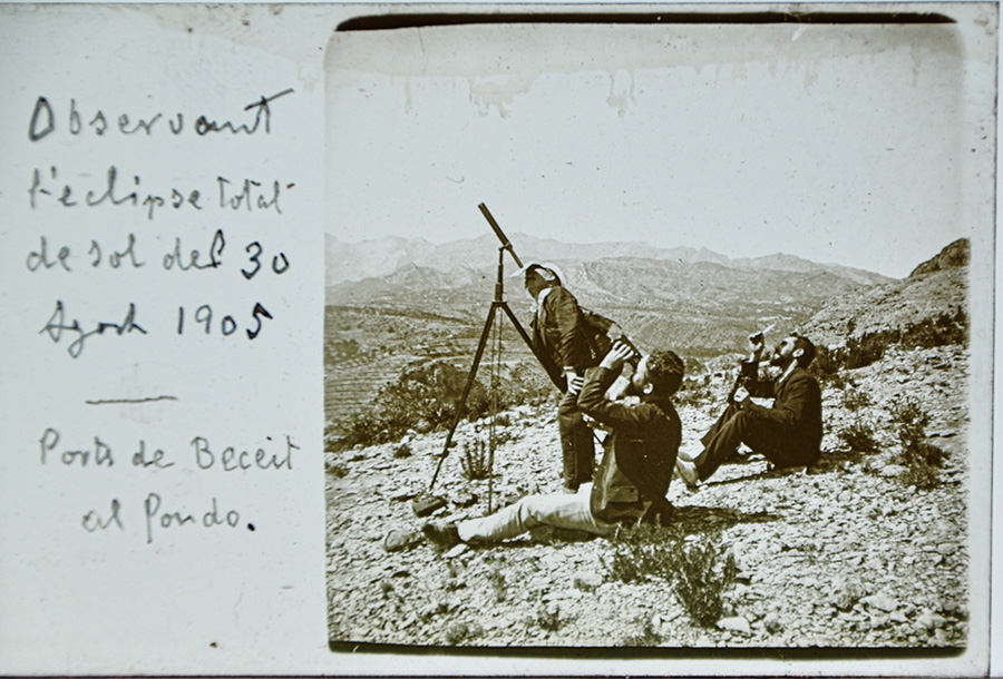 Observación instrumental en los Ports de Beceite, 1905, eclipse solar total, propiiedad de Agustí Jardí