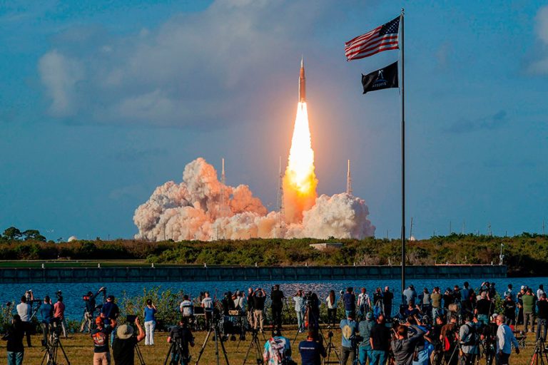 Lanzamiento cohete SLS misión Artemis II desde Kennedy Space Center noche