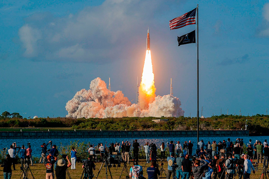 Lanzamiento cohete SLS misión Artemis II desde Kennedy Space Center noche